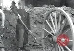Immagine di Civili tedesco Regensburg Germania, 1945, secondo 46 filmato di repertorio 65675073951