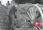 Immagine di Civili tedesco Regensburg Germania, 1945, secondo 47 filmato di repertorio 65675073951