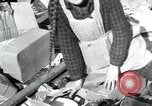 Immagine di Civili tedesco Regensburg Germania, 1945, secondo 35 filmato di repertorio 65675073952