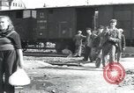 Immagine di Civili tedesco Regensburg Germania, 1945, secondo 41 filmato di repertorio 65675073952