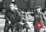 Immagine di Civili tedesco Regensburg Germania, 1945, secondo 45 filmato di repertorio 65675073952