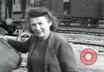 Immagine di Civili tedesco Regensburg Germania, 1945, secondo 48 filmato di repertorio 65675073952
