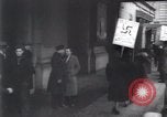 Standbild anti-Nazi Demonstranten New York City USA, 1938, aus Sekunde 15 historischem Filmmaterial Videoclip 65675073983