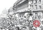 Immagine di La folla francese Parigi Francia, 1945, secondo 1 filmato di repertorio 65675074010