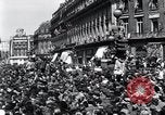 Immagine di La folla francese Parigi Francia, 1945, secondo 3 filmato di repertorio 65675074010