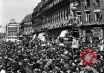 Immagine di La folla francese Parigi Francia, 1945, secondo 4 filmato di repertorio 65675074010