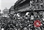 Immagine di La folla francese Parigi Francia, 1945, secondo 6 filmato di repertorio 65675074010