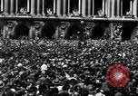 Immagine di La folla francese Parigi Francia, 1945, secondo 11 filmato di repertorio 65675074010