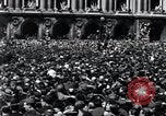 Immagine di La folla francese Parigi Francia, 1945, secondo 12 filmato di repertorio 65675074010