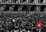 Immagine di La folla francese Parigi Francia, 1945, secondo 13 filmato di repertorio 65675074010