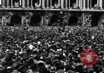 Immagine di La folla francese Parigi Francia, 1945, secondo 15 filmato di repertorio 65675074010