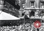 Immagine di La folla francese Parigi Francia, 1945, secondo 16 filmato di repertorio 65675074010