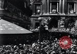 Immagine di La folla francese Parigi Francia, 1945, secondo 17 filmato di repertorio 65675074010