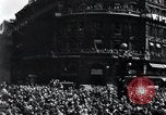 Immagine di La folla francese Parigi Francia, 1945, secondo 20 filmato di repertorio 65675074010