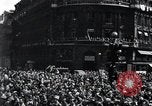 Immagine di La folla francese Parigi Francia, 1945, secondo 22 filmato di repertorio 65675074010