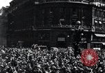 Immagine di La folla francese Parigi Francia, 1945, secondo 23 filmato di repertorio 65675074010