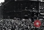 Immagine di La folla francese Parigi Francia, 1945, secondo 25 filmato di repertorio 65675074010