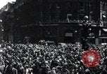 Immagine di La folla francese Parigi Francia, 1945, secondo 28 filmato di repertorio 65675074010