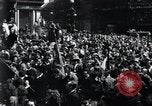 Immagine di La folla francese Parigi Francia, 1945, secondo 29 filmato di repertorio 65675074010