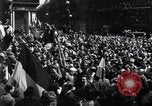 Immagine di La folla francese Parigi Francia, 1945, secondo 30 filmato di repertorio 65675074010