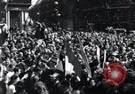 Immagine di La folla francese Parigi Francia, 1945, secondo 32 filmato di repertorio 65675074010
