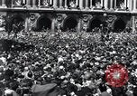 Immagine di La folla francese Parigi Francia, 1945, secondo 36 filmato di repertorio 65675074010
