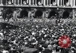 Immagine di La folla francese Parigi Francia, 1945, secondo 37 filmato di repertorio 65675074010