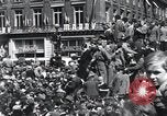 Immagine di La folla francese Parigi Francia, 1945, secondo 41 filmato di repertorio 65675074010