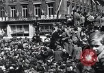 Immagine di La folla francese Parigi Francia, 1945, secondo 42 filmato di repertorio 65675074010