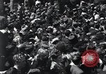 Immagine di La folla francese Parigi Francia, 1945, secondo 45 filmato di repertorio 65675074010