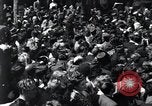 Immagine di La folla francese Parigi Francia, 1945, secondo 46 filmato di repertorio 65675074010