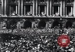 Immagine di La folla francese Parigi Francia, 1945, secondo 47 filmato di repertorio 65675074010