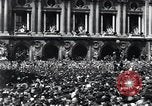 Immagine di La folla francese Parigi Francia, 1945, secondo 48 filmato di repertorio 65675074010