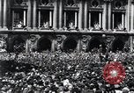 Immagine di La folla francese Parigi Francia, 1945, secondo 49 filmato di repertorio 65675074010