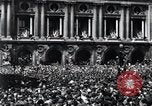 Immagine di La folla francese Parigi Francia, 1945, secondo 55 filmato di repertorio 65675074010