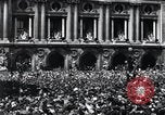 Immagine di La folla francese Parigi Francia, 1945, secondo 56 filmato di repertorio 65675074010