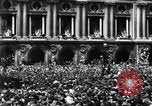 Immagine di La folla francese Parigi Francia, 1945, secondo 59 filmato di repertorio 65675074010