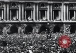 Immagine di La folla francese Parigi Francia, 1945, secondo 60 filmato di repertorio 65675074010