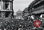 Immagine di La folla francese Parigi Francia, 1945, secondo 61 filmato di repertorio 65675074010