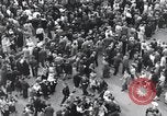 Standbild französischen Publikum Paris Frankreich, 1945, aus Sekunde 14 historischem Filmmaterial Videoclip 65675074012