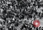 Standbild französischen Publikum Paris Frankreich, 1945, aus Sekunde 17 historischem Filmmaterial Videoclip 65675074012
