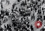 Standbild französischen Publikum Paris Frankreich, 1945, aus Sekunde 25 historischem Filmmaterial Videoclip 65675074012