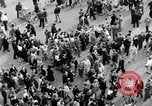 Standbild französischen Publikum Paris Frankreich, 1945, aus Sekunde 28 historischem Filmmaterial Videoclip 65675074012