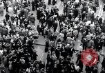 Standbild französischen Publikum Paris Frankreich, 1945, aus Sekunde 34 historischem Filmmaterial Videoclip 65675074012