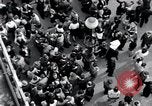 Standbild französischen Publikum Paris Frankreich, 1945, aus Sekunde 47 historischem Filmmaterial Videoclip 65675074012