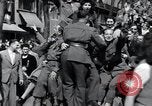 Standbild Victory Day Parade Paris Frankreich, 1945, aus Sekunde 4 historischem Filmmaterial Videoclip 65675074013