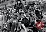 Standbild Victory Day Parade Paris Frankreich, 1945, aus Sekunde 14 historischem Filmmaterial Videoclip 65675074013