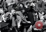 Standbild Victory Day Parade Paris Frankreich, 1945, aus Sekunde 16 historischem Filmmaterial Videoclip 65675074013