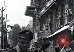 Standbild Victory Day Parade Paris Frankreich, 1945, aus Sekunde 29 historischem Filmmaterial Videoclip 65675074013