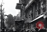 Standbild Victory Day Parade Paris Frankreich, 1945, aus Sekunde 31 historischem Filmmaterial Videoclip 65675074013